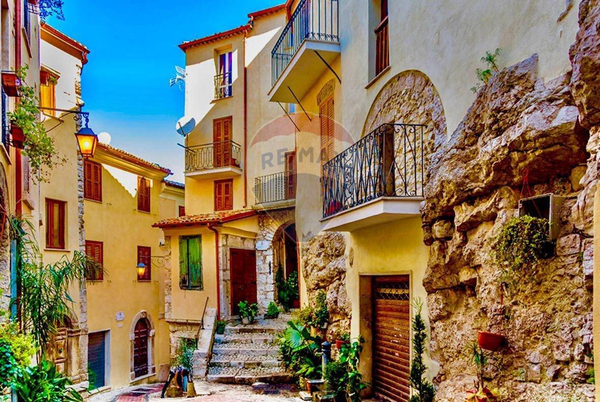 4 bedrooms Apartment in Sonnino, Italy No. 323982