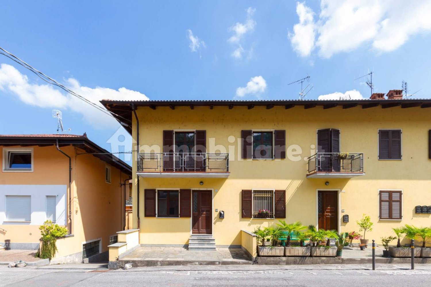 3 bedrooms House in Piasco, Italy No. 71479