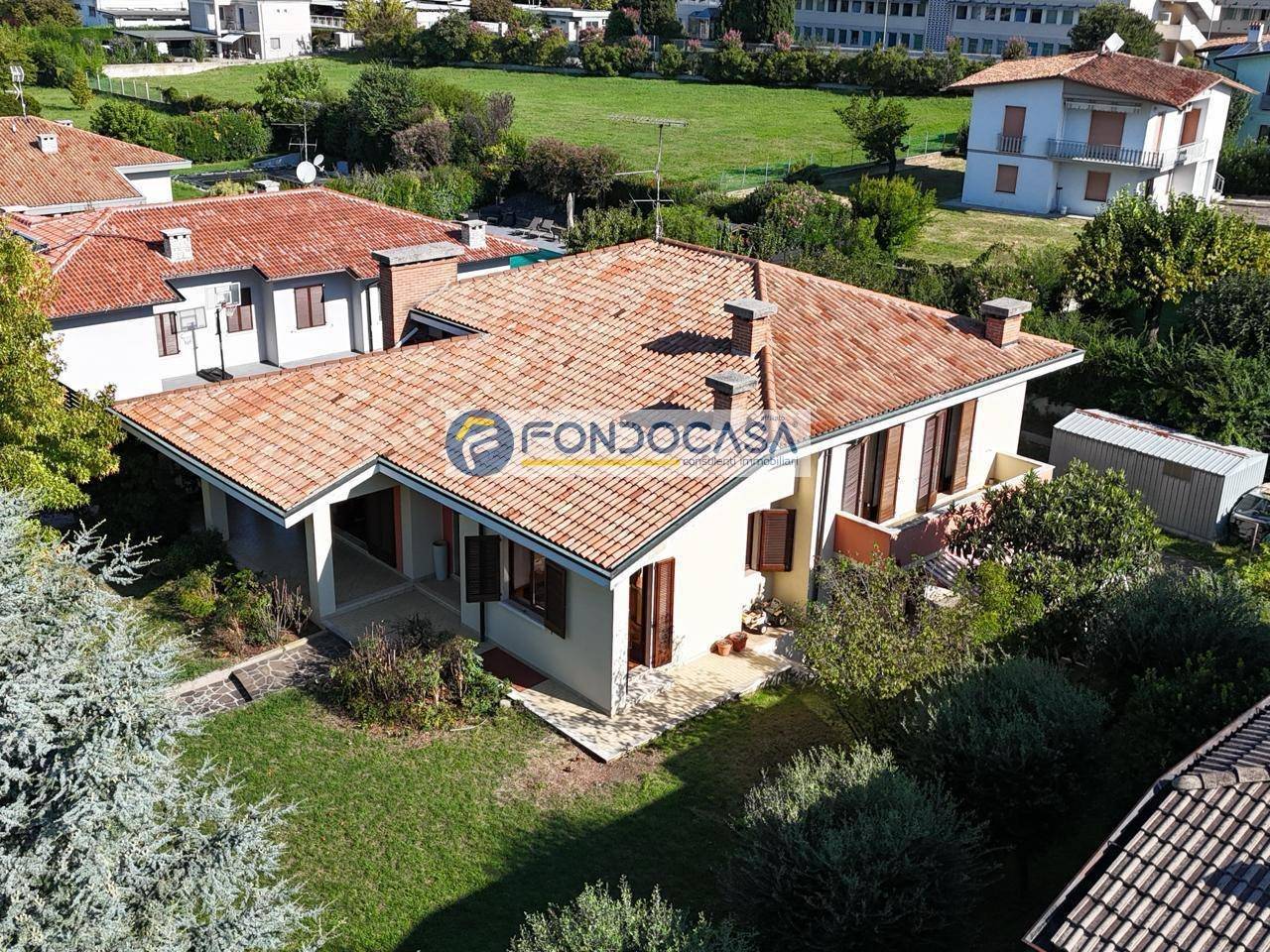 4 bedrooms Villa in Castiglione delle Stiviere, Italy No. 355725