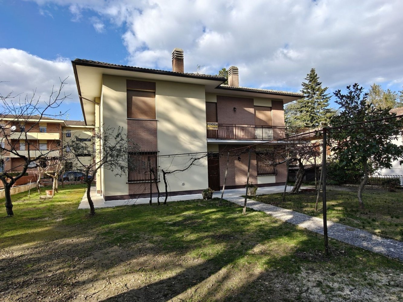 12 rooms House in San Ginesio, Italy No. 257370