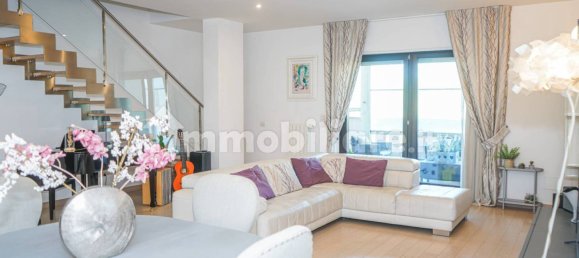 Apartamento de 3 dormitorios en Bari, Italy No. 330451 2