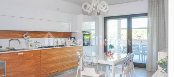 Apartamento de 3 dormitorios en Bari, Italy No. 330451 5