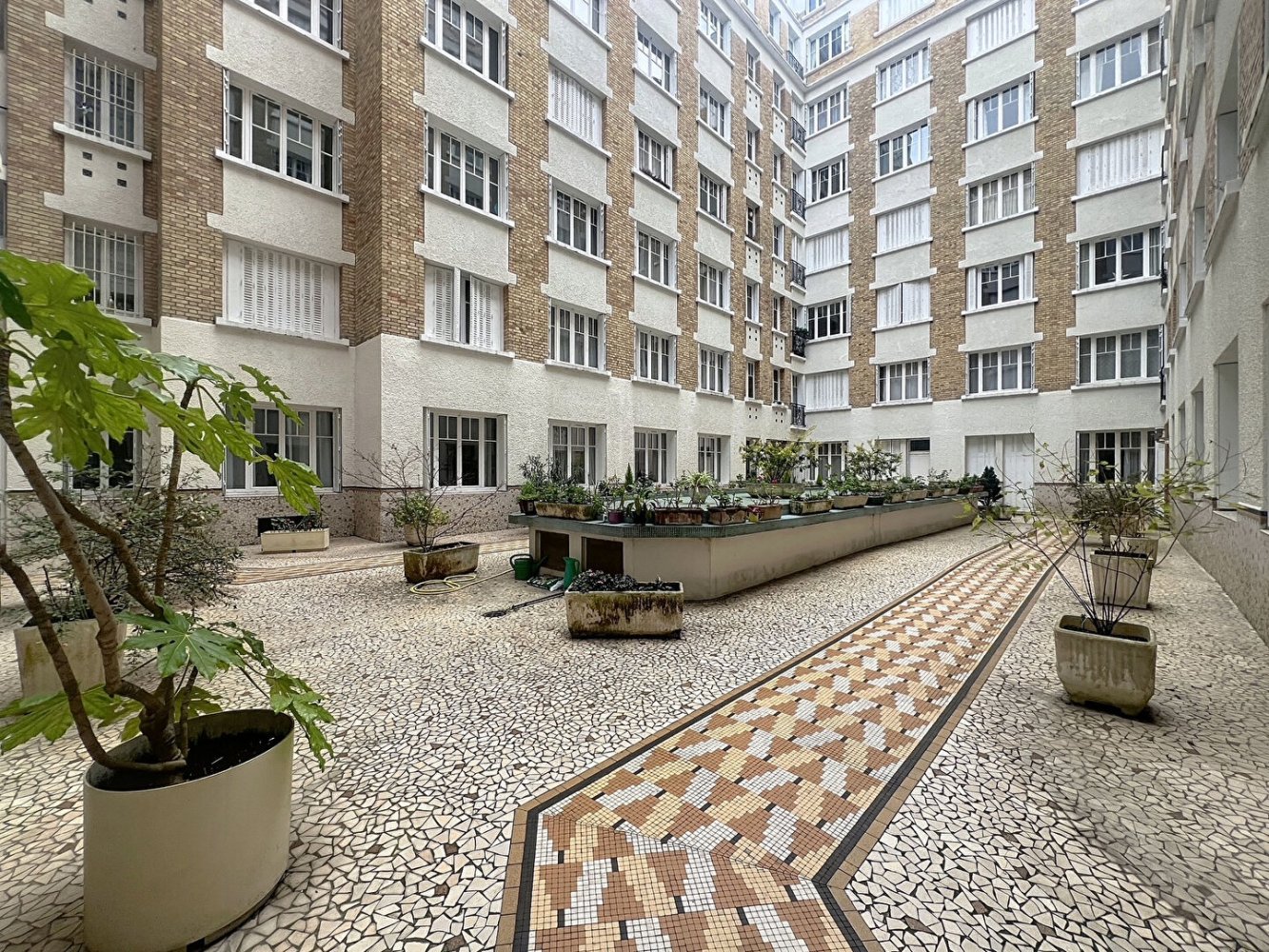 2 rooms Office in Paris, France No. 127113