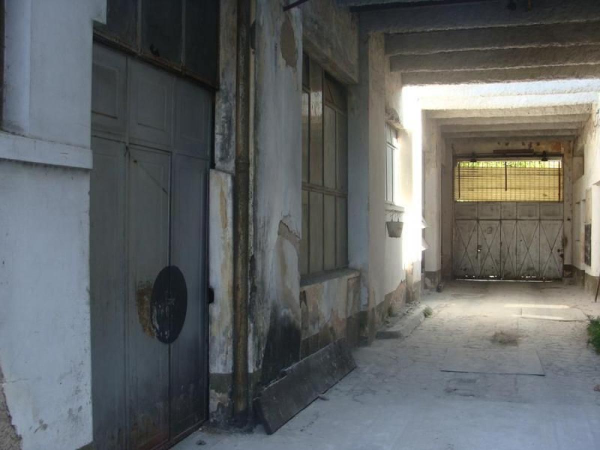 247m² Commercial property in Lanus, Argentina No. 109614