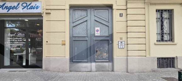 2-salle Appartement à Milan, Italy No. 242080 10