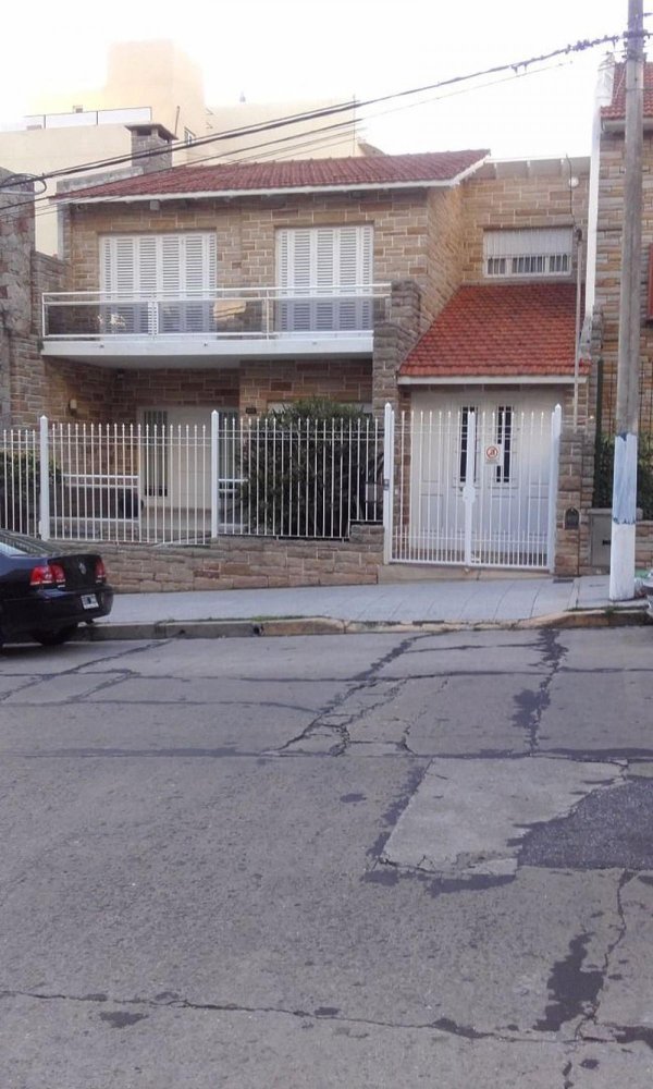 4 bedrooms House in Mar del Plata, Argentina No. 90110