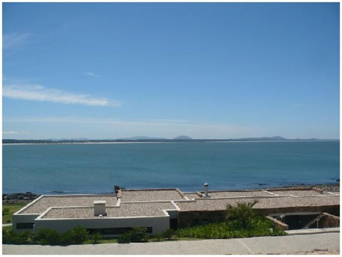 Apartamento de 3 dormitorios en Maldonado, Uruguay No. 11476