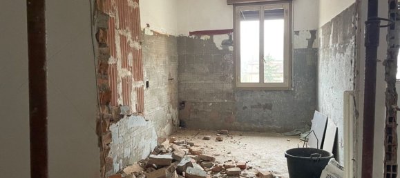 4 bedrooms Apartment in Modena, Italy No. 327802 11