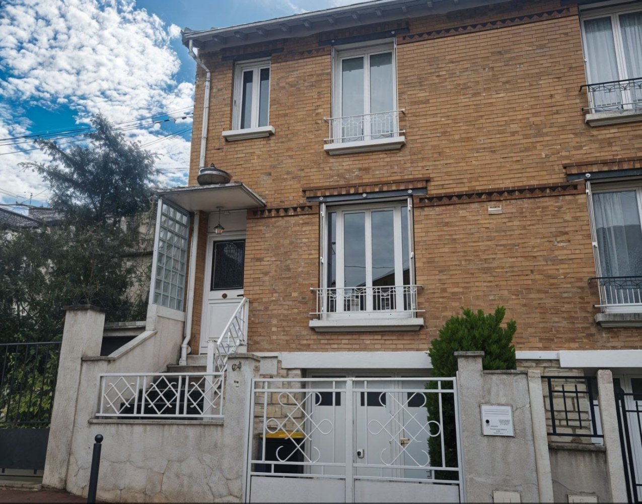 3 bedrooms House in Clamart, France No. 186522