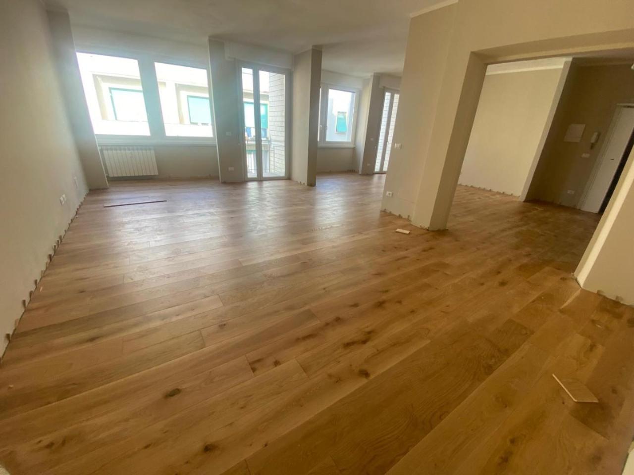 Apartamento de 6 habitaciónes en Livorno, Italy No. 38706