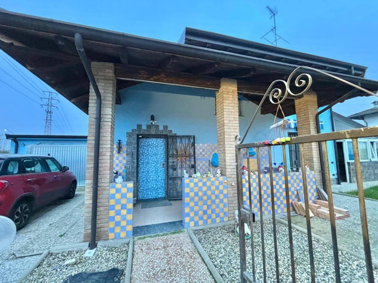 Villa de 3 habitaciónes en Mortara, Italy No. 79360