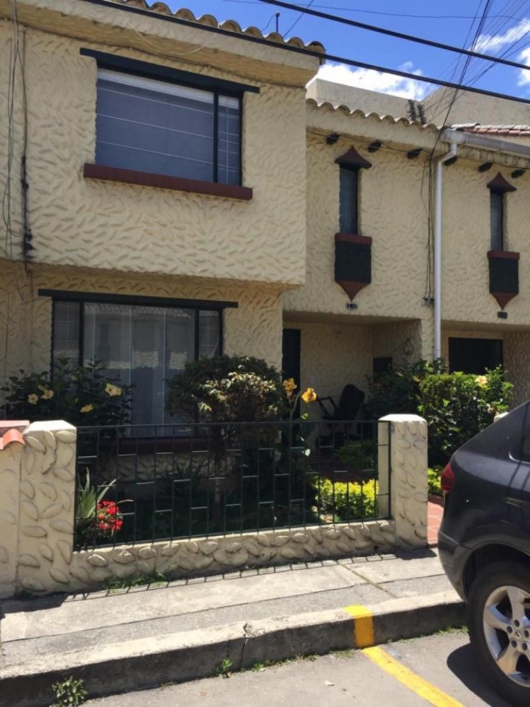 Casa de 3 dormitorios en Bogotá, Colombia No. 12556