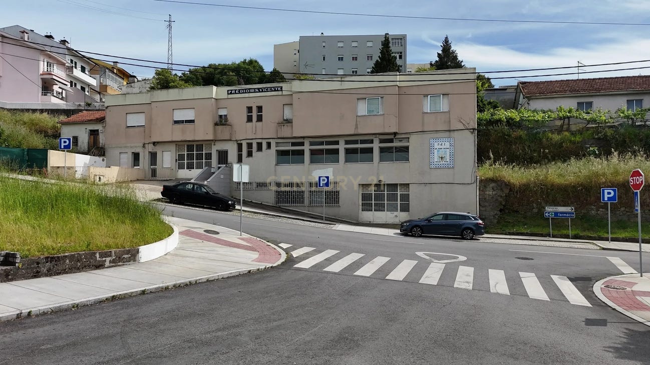 202m² Commercial property in Fanzeres, Portugal No. 249225