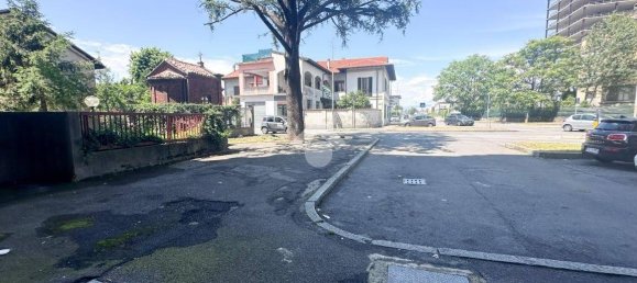 1 room Commercial property in Desio, Italy No. 108907 13