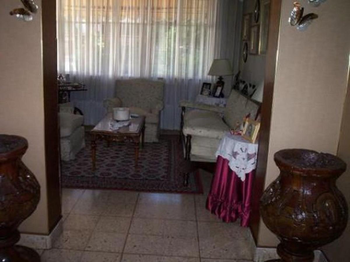 Casa de 2 dormitorios en General San Martín, Argentina No. 3727