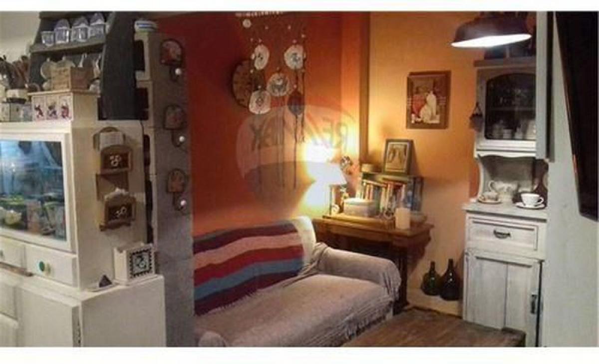 Casa de 2 dormitorios en Morón, Argentina No. 2272