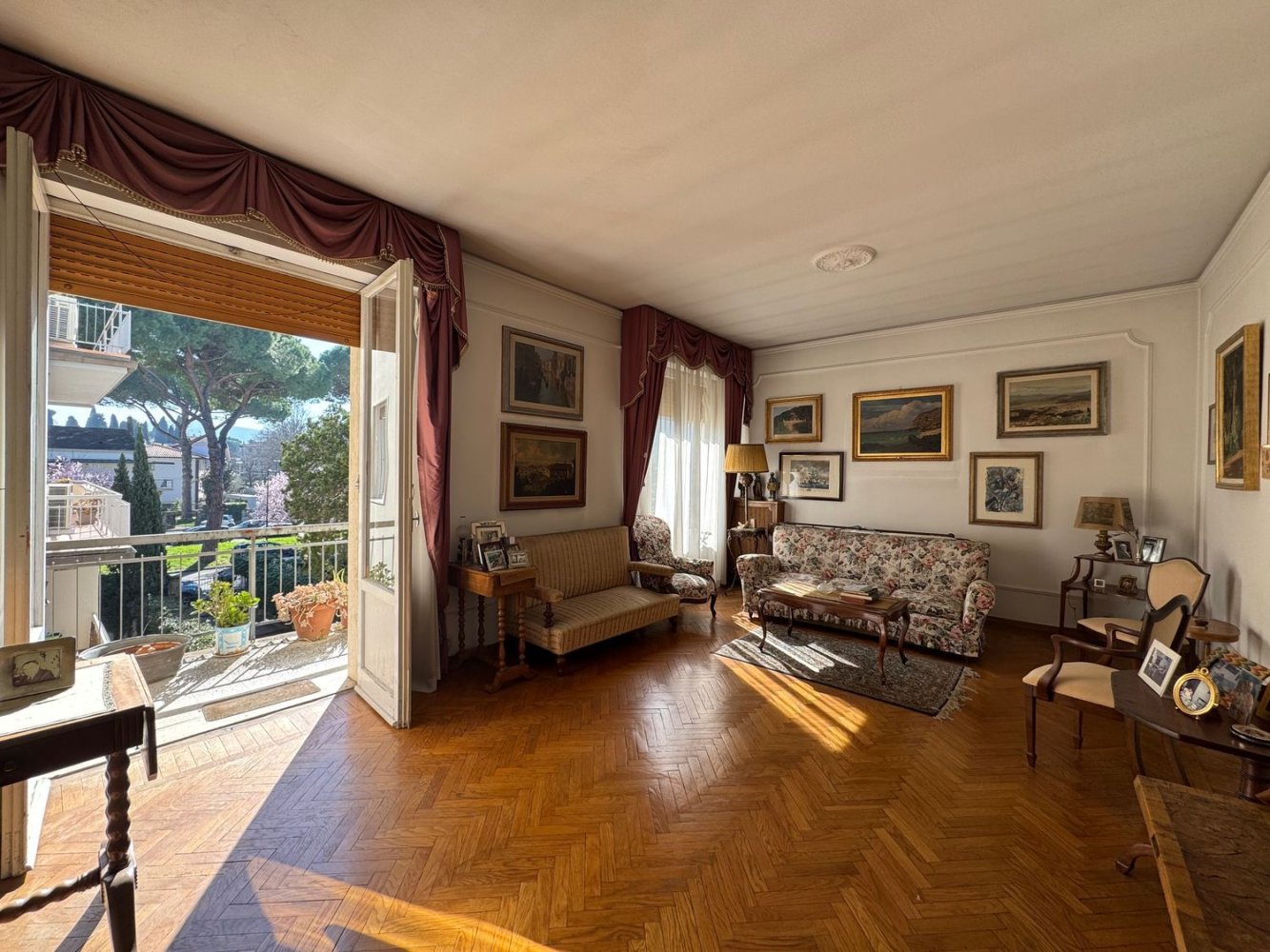 9 rooms Apartment in Florence, Italy No. 52074