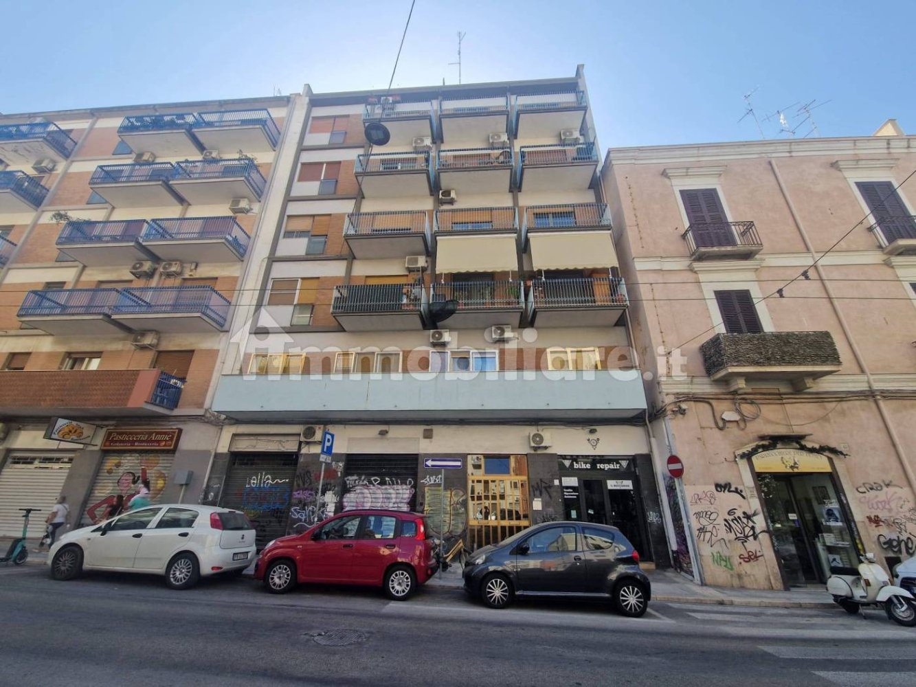 1 room Commercial property in Bari, Italy No. 358621
