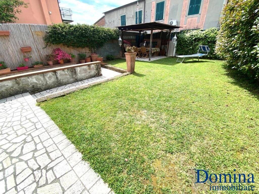 5 rooms House in Massa, Italy No. 215049