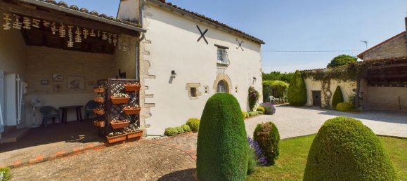 4 bedrooms Castles in Deux-Sevres, France No. 335744 2