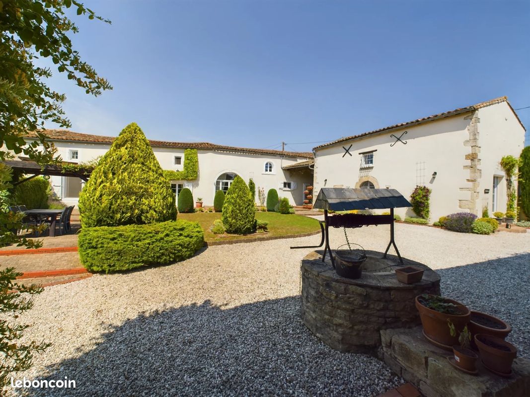 4 bedrooms Castles in Deux-Sevres, France No. 335744