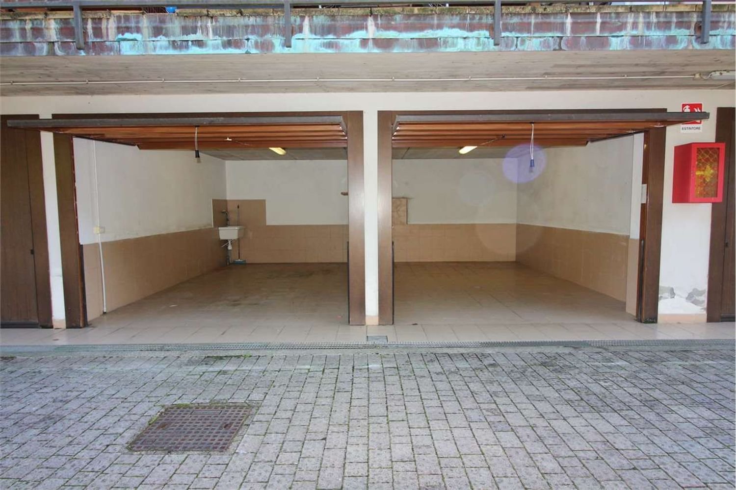  مرآب في Roncello, Italy 22متر مربع رقم 373785