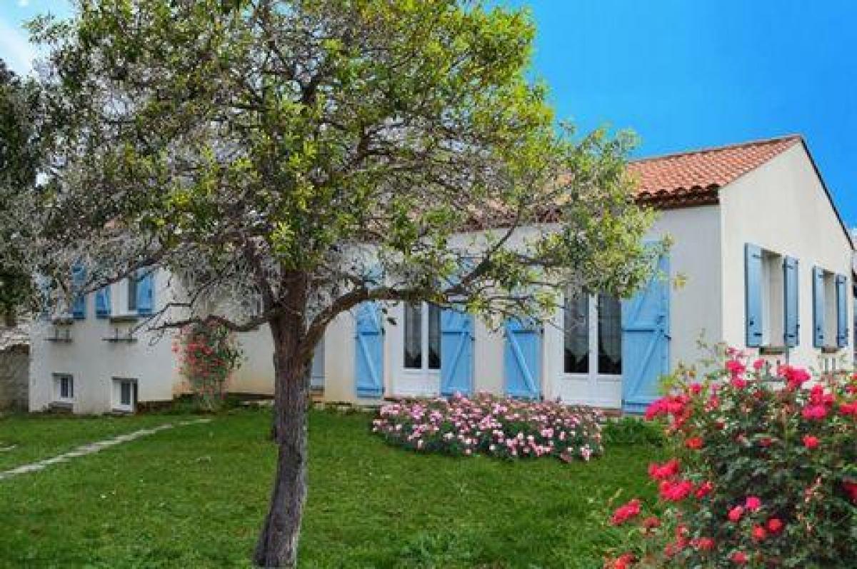 Casa de 3 dormitorios en Challans, France No. 27185