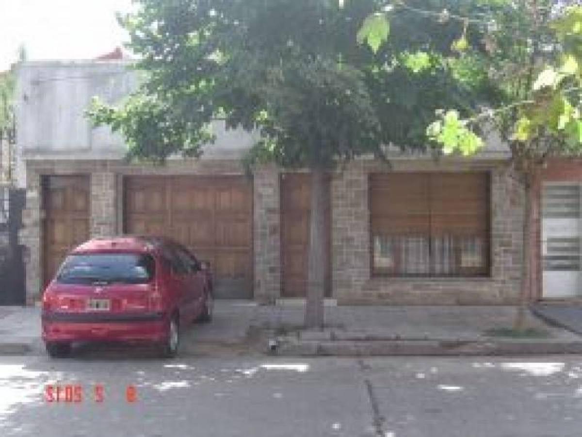 3 bedrooms House in Lanus, Argentina No. 1019