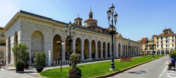 160m² Commercial property in Brescia, Italy No. 364132 2