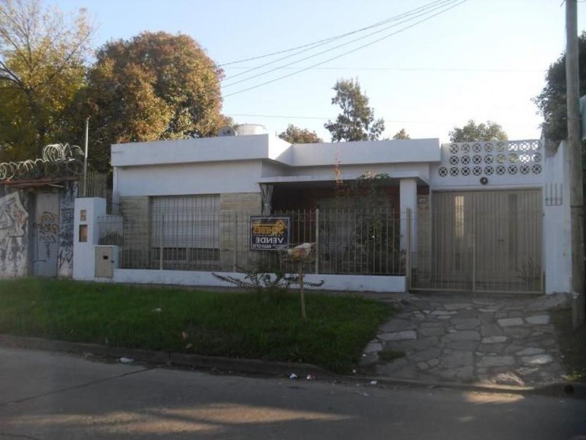 2 bedrooms House in Moron, Argentina No. 61152