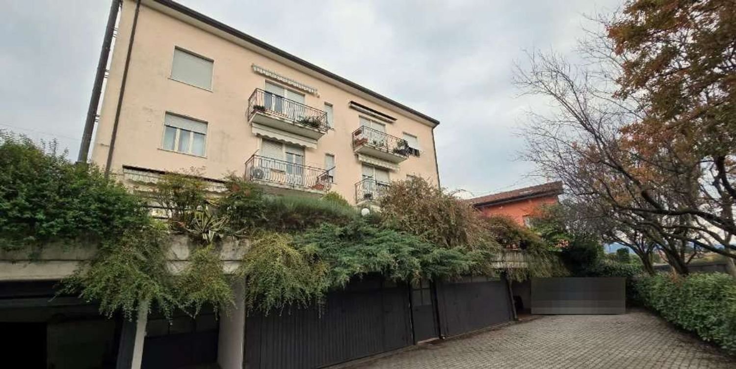 5 rooms Apartment in Como, Italy No. 2803