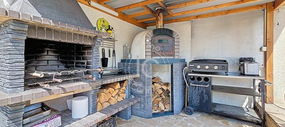 Дом с 5 спальнями в Сен-Ромен-ле-Пюи, Франция № 358552 5