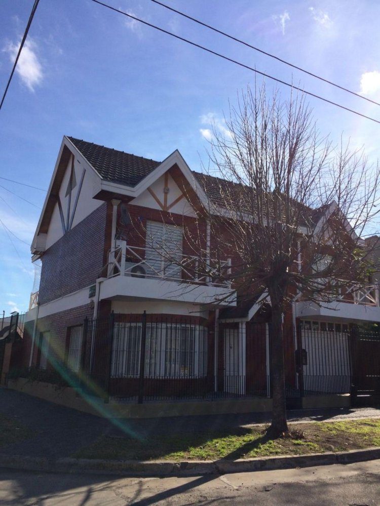 Casa de 3 dormitorios en Almirante Brown, Argentina No. 70352