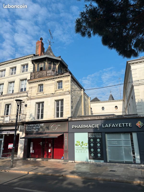  Commercial property in Chatellerault, France No. 340775