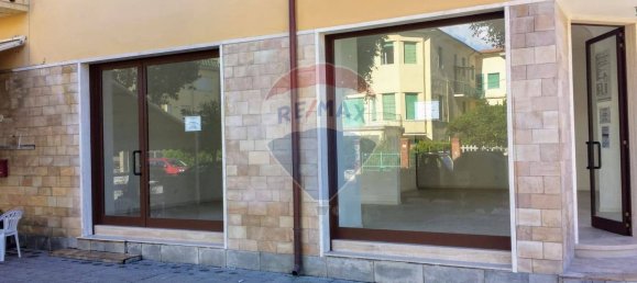 136m² Commercial property in Camaiore, Italy No. 306989 3