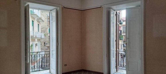 6 rooms Apartment in Naples, Italy No. 21367 4