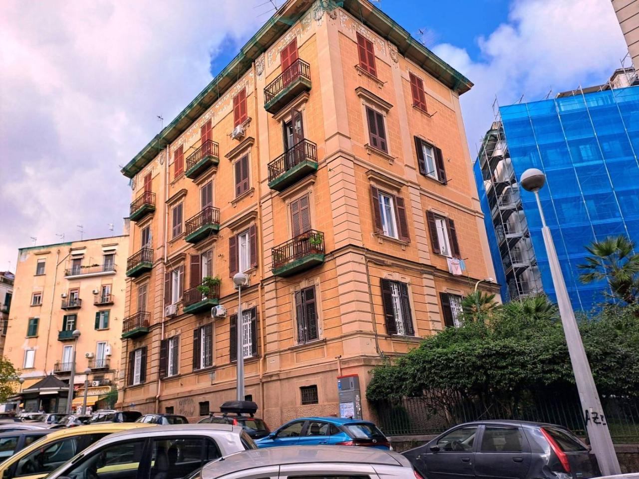 6 rooms Apartment in Naples, Italy No. 21367