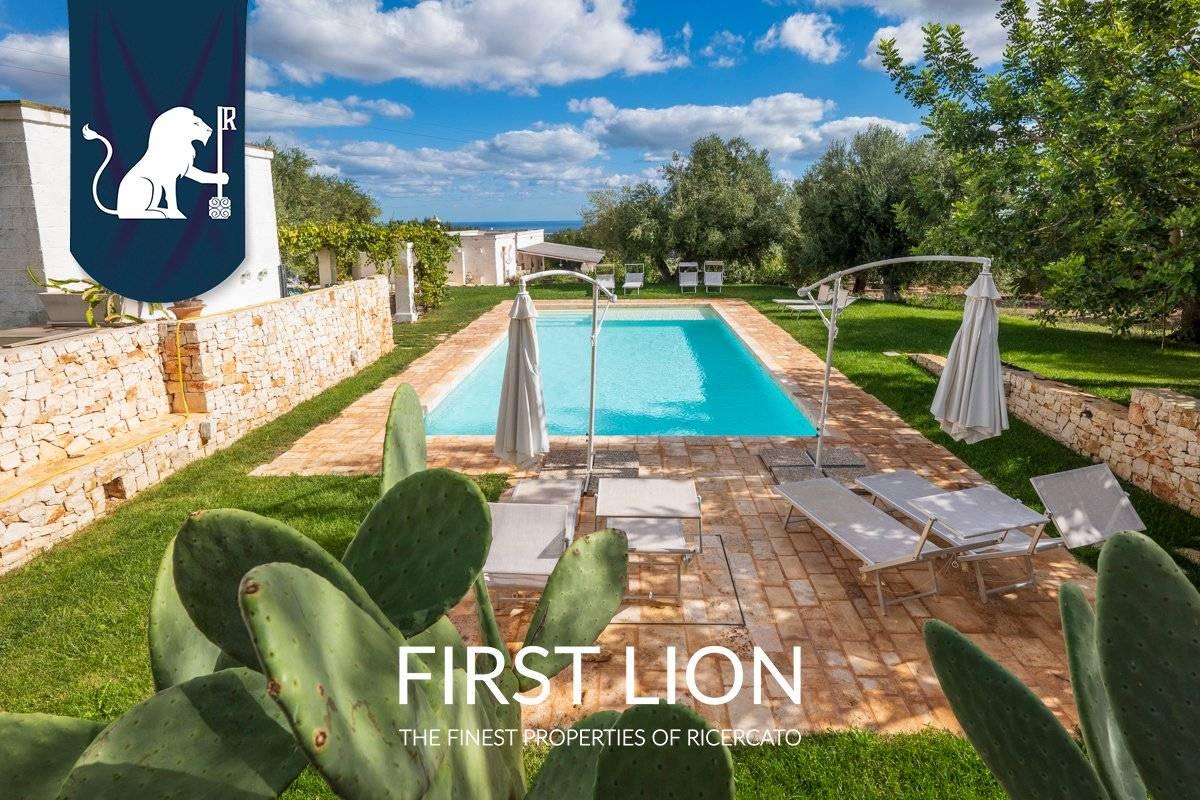 12 rooms House in Fasano, Italy No. 18469