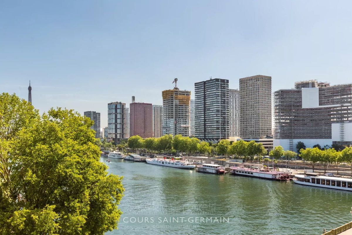 4 bedrooms Apartment in Paris, France No. 296006