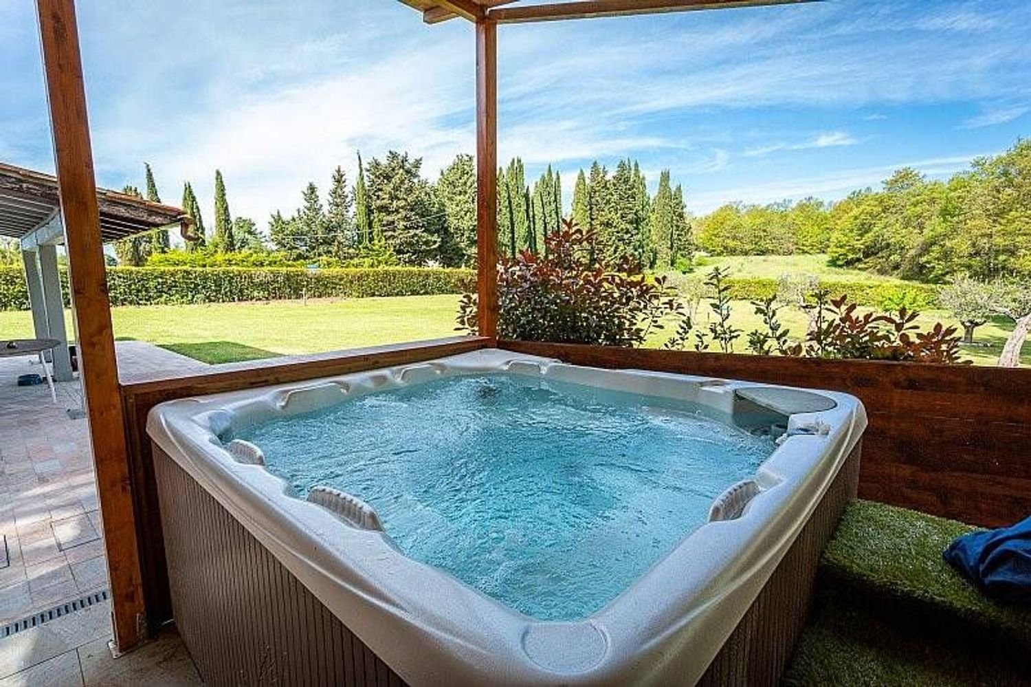 8 rooms House in Montaione, Italy No. 80572