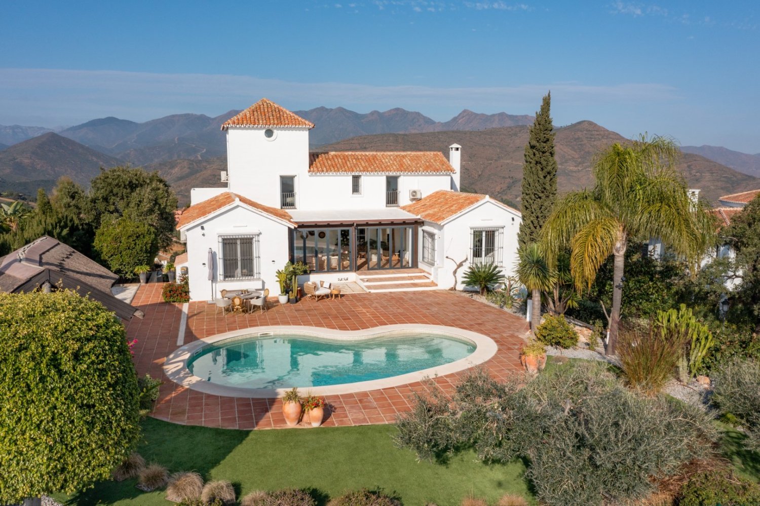 5 bedrooms Villa in Marbella, Spain No. 57110