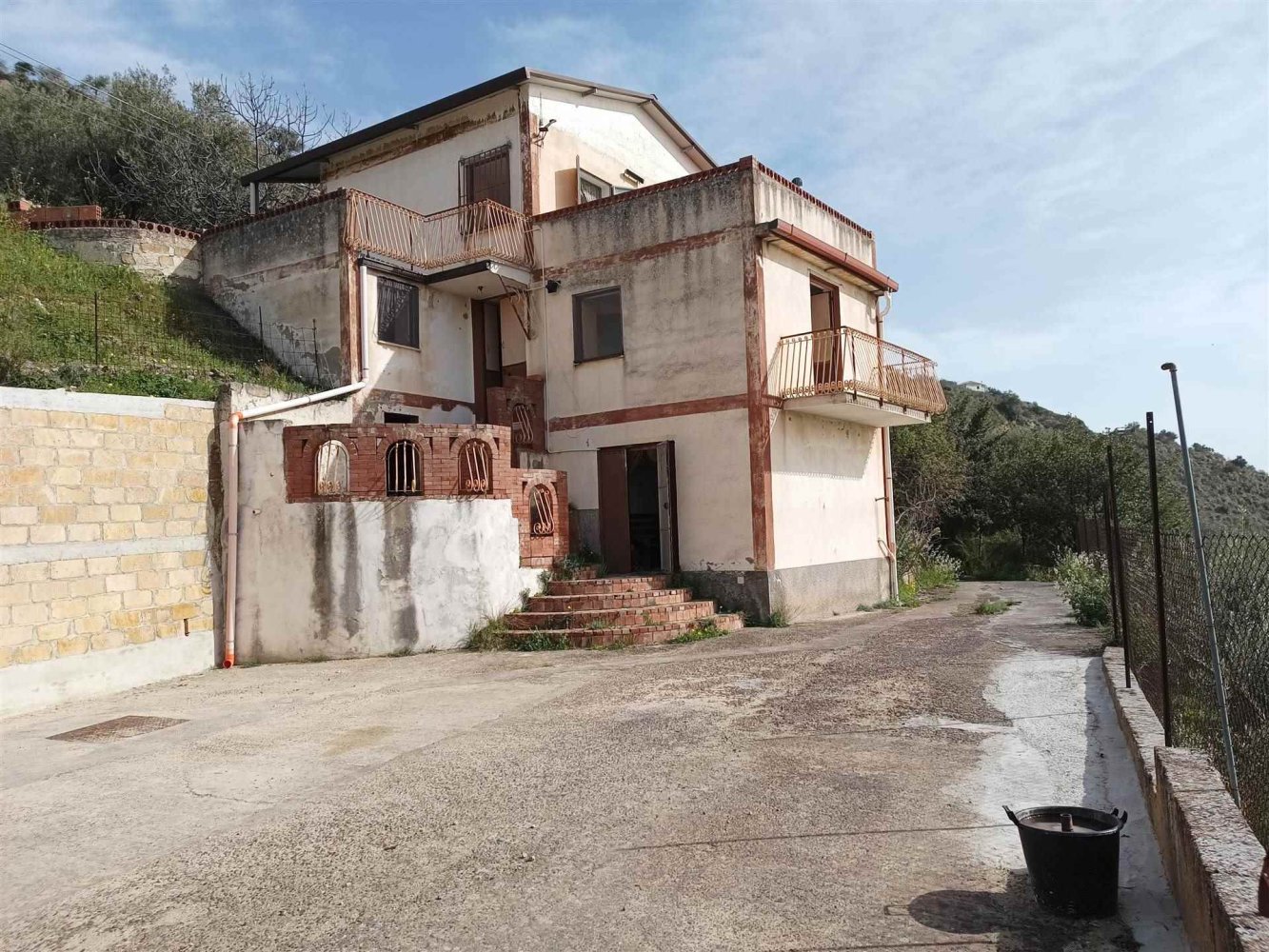 4 bedrooms Villa in Leonforte, Italy No. 120525