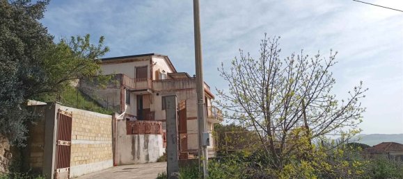 4 bedrooms Villa in Leonforte, Italy No. 120525 3