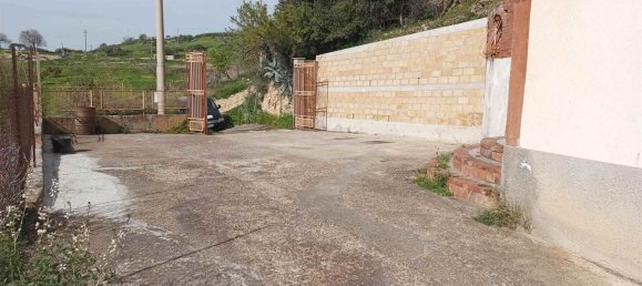 4 bedrooms Villa in Leonforte, Italy No. 120525 2