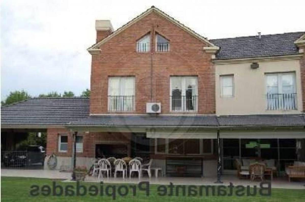 5 bedrooms House in Malvinas Argentinas, Argentina No. 70547