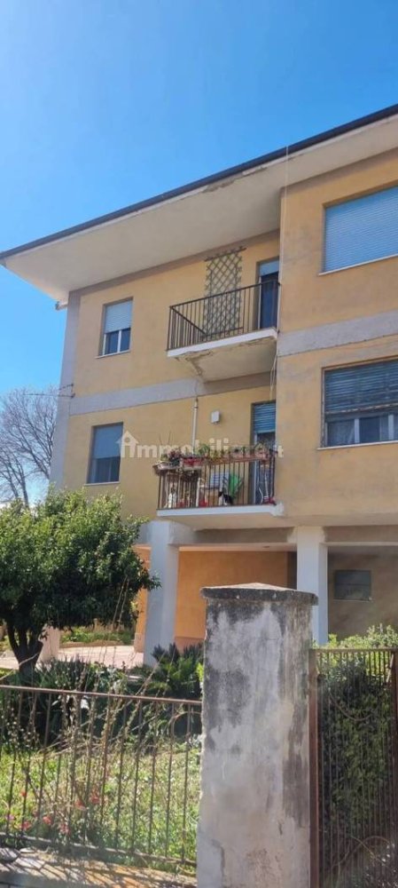 Apartamento de 4 dormitorios en Giuliano Teatino, Italy No. 191593