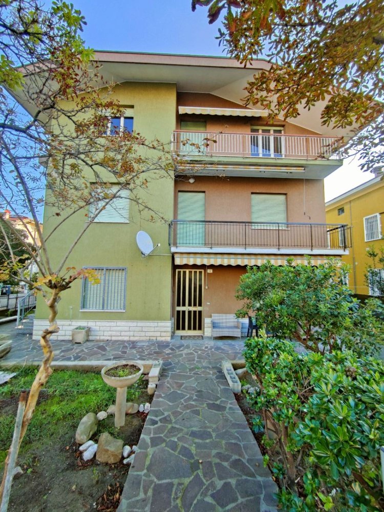 4 rooms Apartment in Rimini, Italy No. 195542