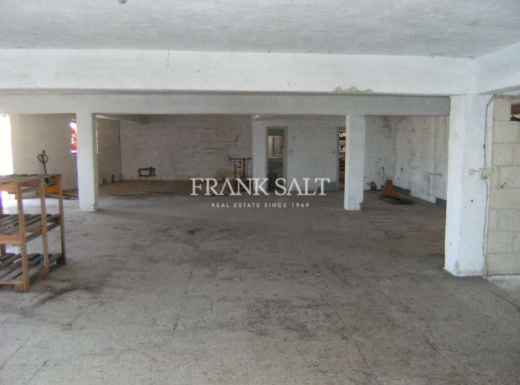 948m² Warehouse in Paola, Malta No. 12798