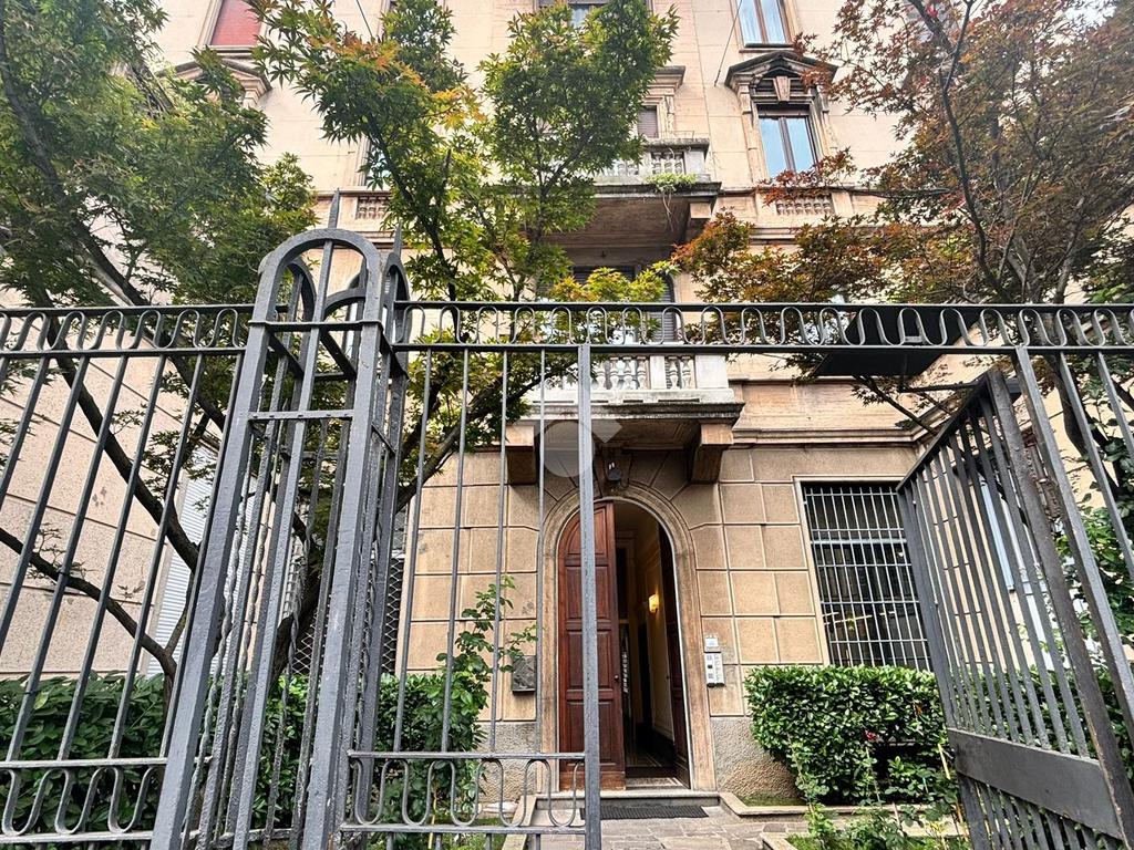 3 rooms Commercial property in Milan, Italy No. 287963