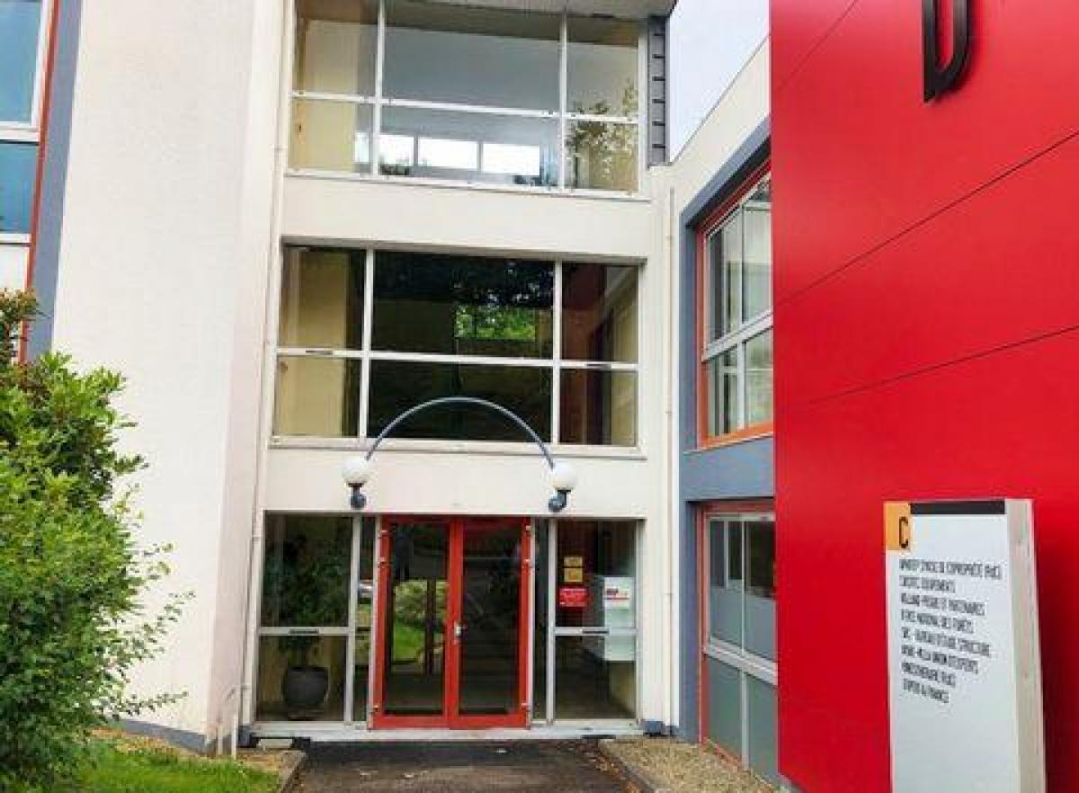  مكتب في Quimper, France 51متر مربع رقم 18054